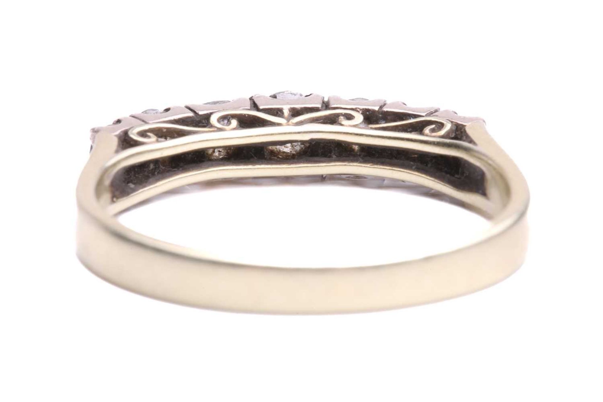 A seven stone half hoop ring; the slightly graduated mixed circular cut stones in squared claw - Bild 4 aus 5