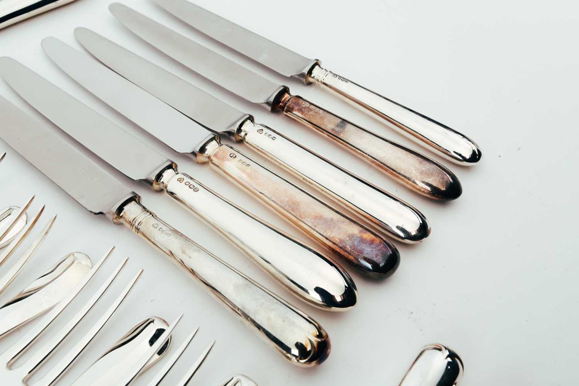 A mixed collection of modern silver flatware, forks and a large fiddle pattern ladle, London 1973 - Bild 6 aus 10