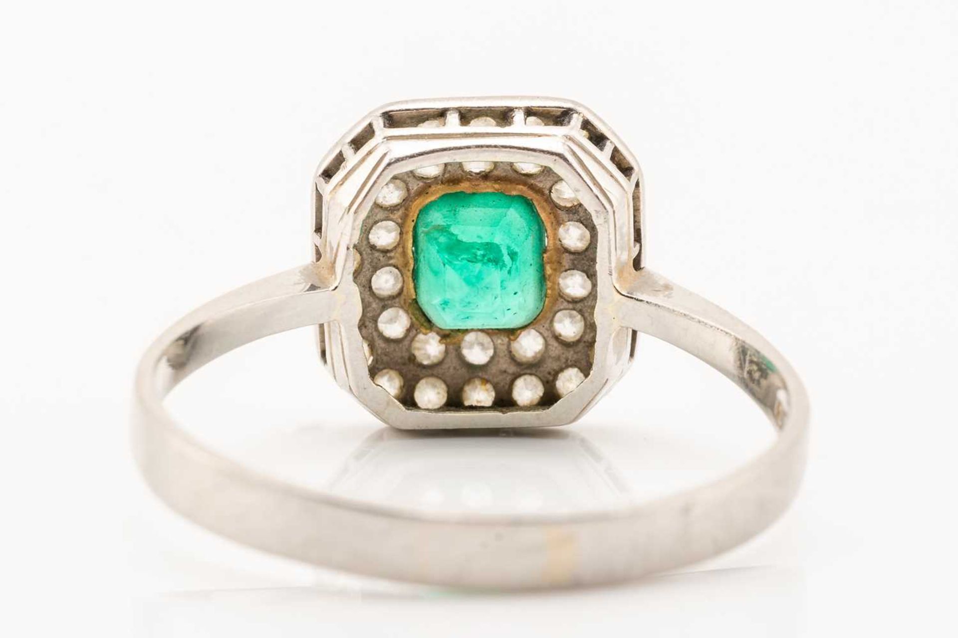 An emerald and diamond cluster ring in platinum, centred with an emerald-cut emerald of bright green - Image 3 of 5