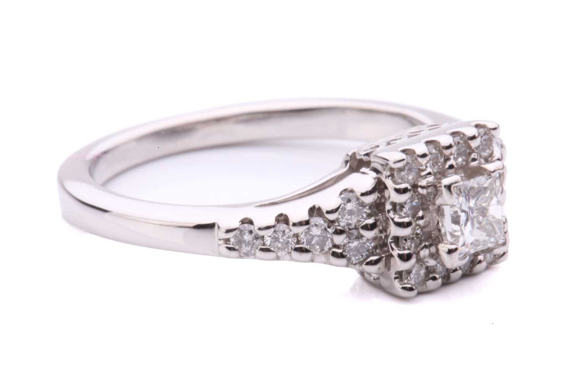 A princess-cut diamond cluster ring, with a central claw set princess-cut diamond measuring 3.5 x - Bild 4 aus 5