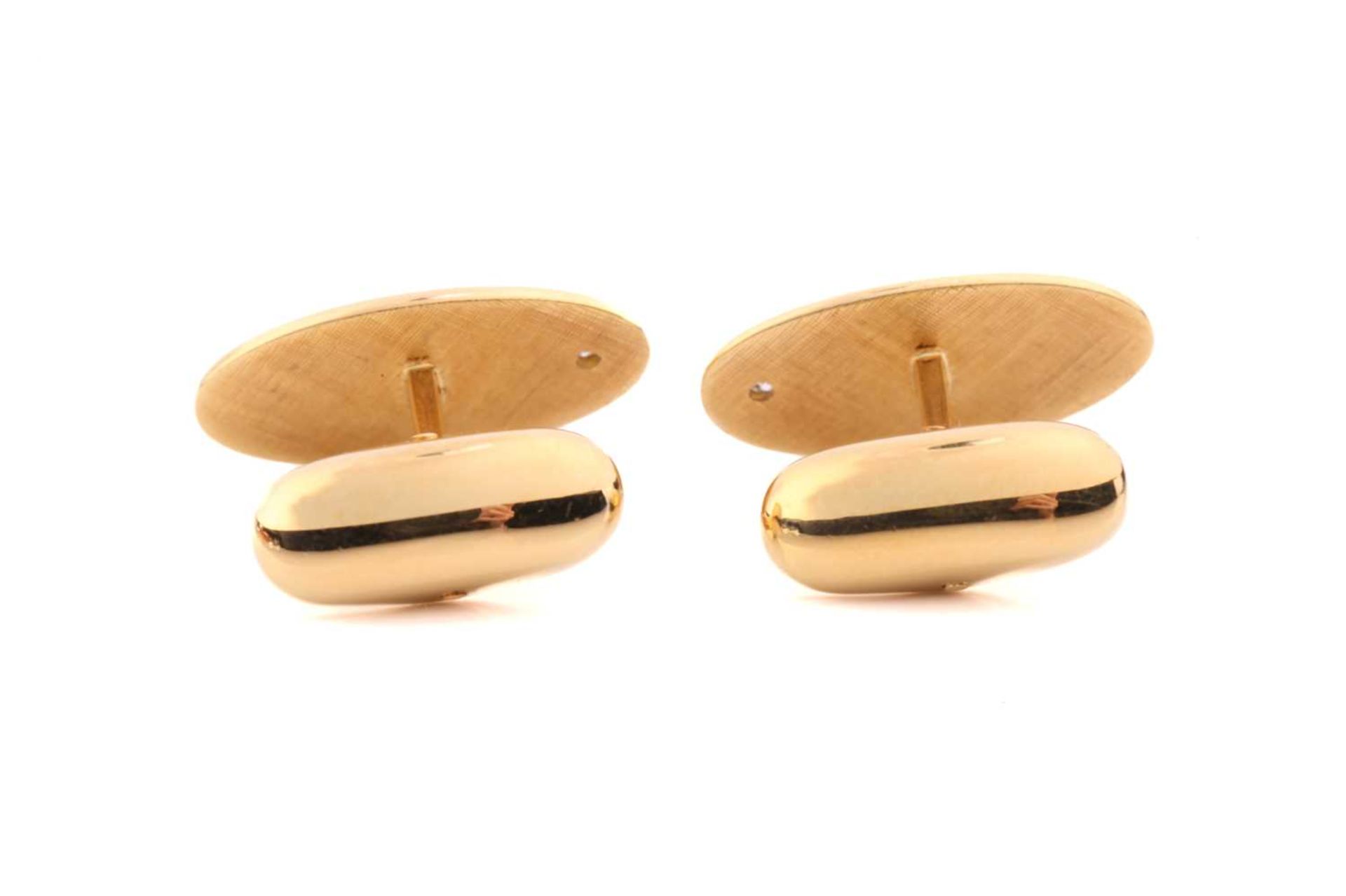 Fabergé - A pair of contemporary enamel cufflinks in 18ct yellow gold, each consisting of an oval - Image 3 of 9