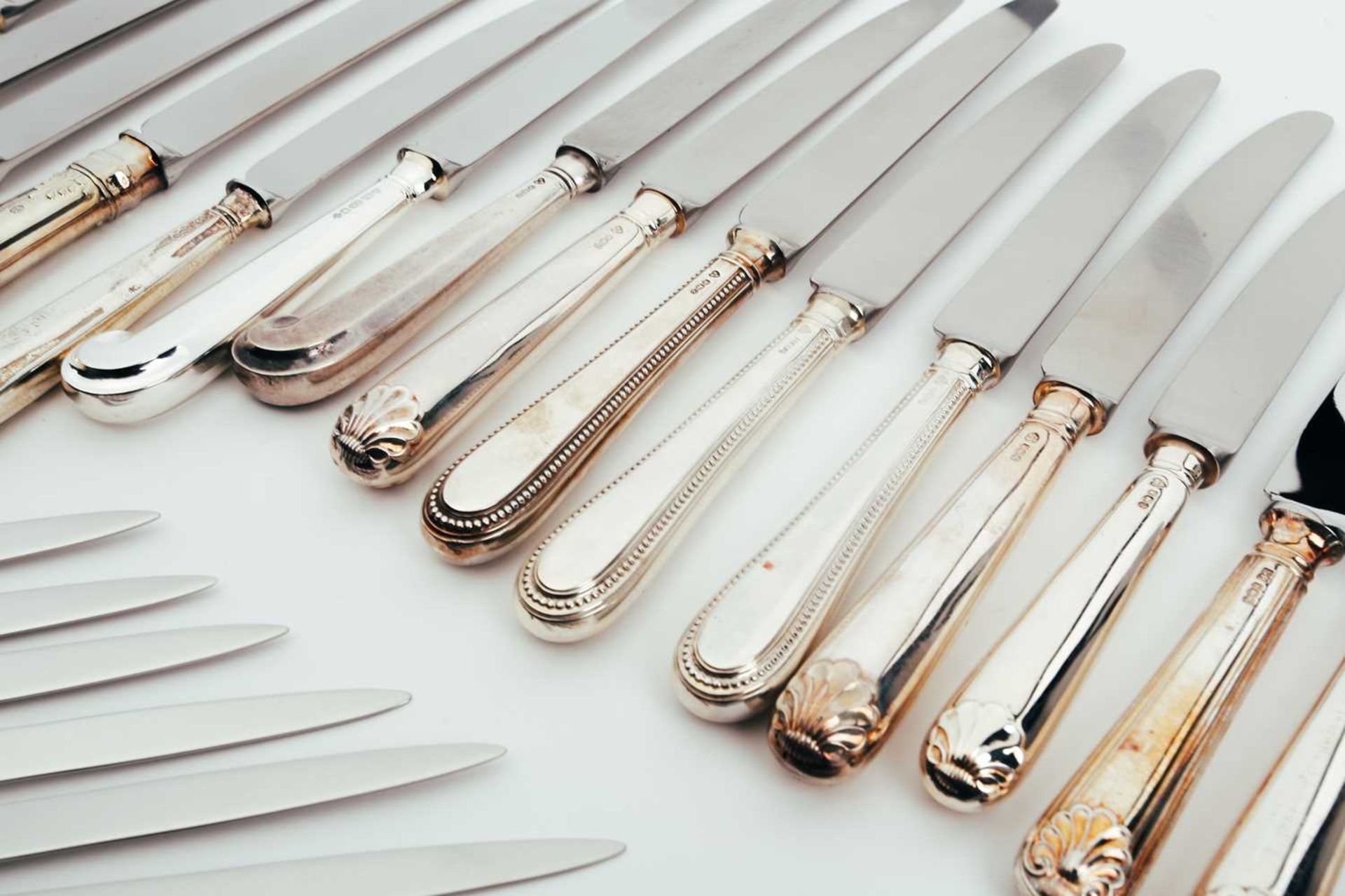 A mixed collection of various modern silver-handled knives, some with pistol grip handles - Image 13 of 13