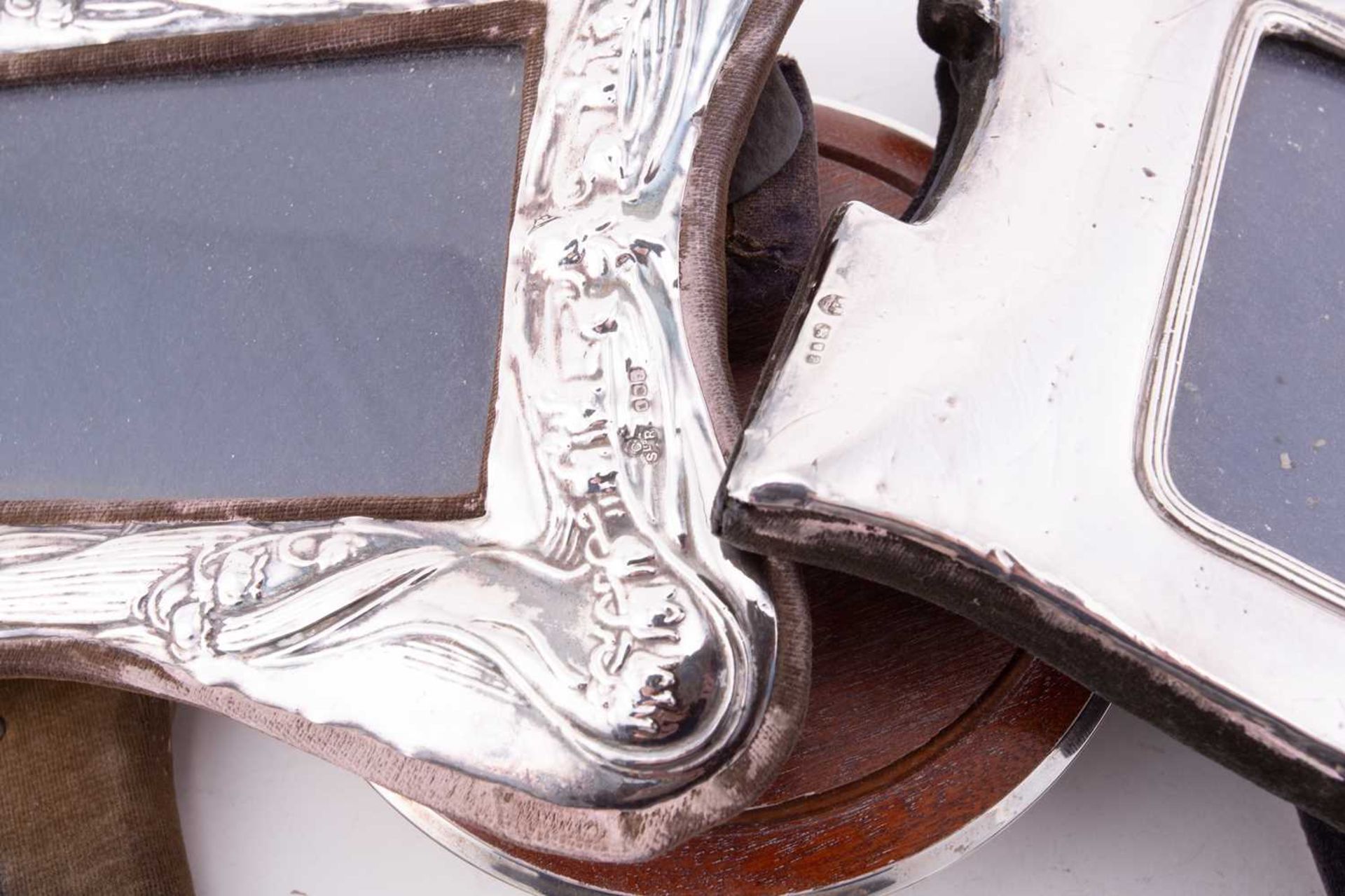 A small collection of silver items, including five silver-mounted picture frames, four of Art Noveau - Image 5 of 6