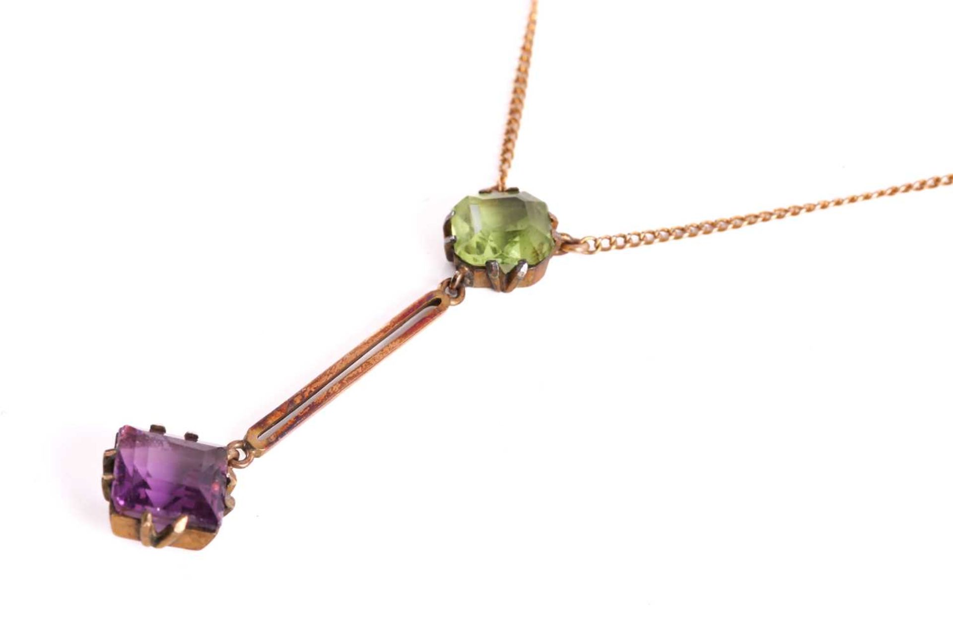 A lavalier necklace set with green and purple paste, the pendant comprises a square step-cut - Bild 4 aus 4