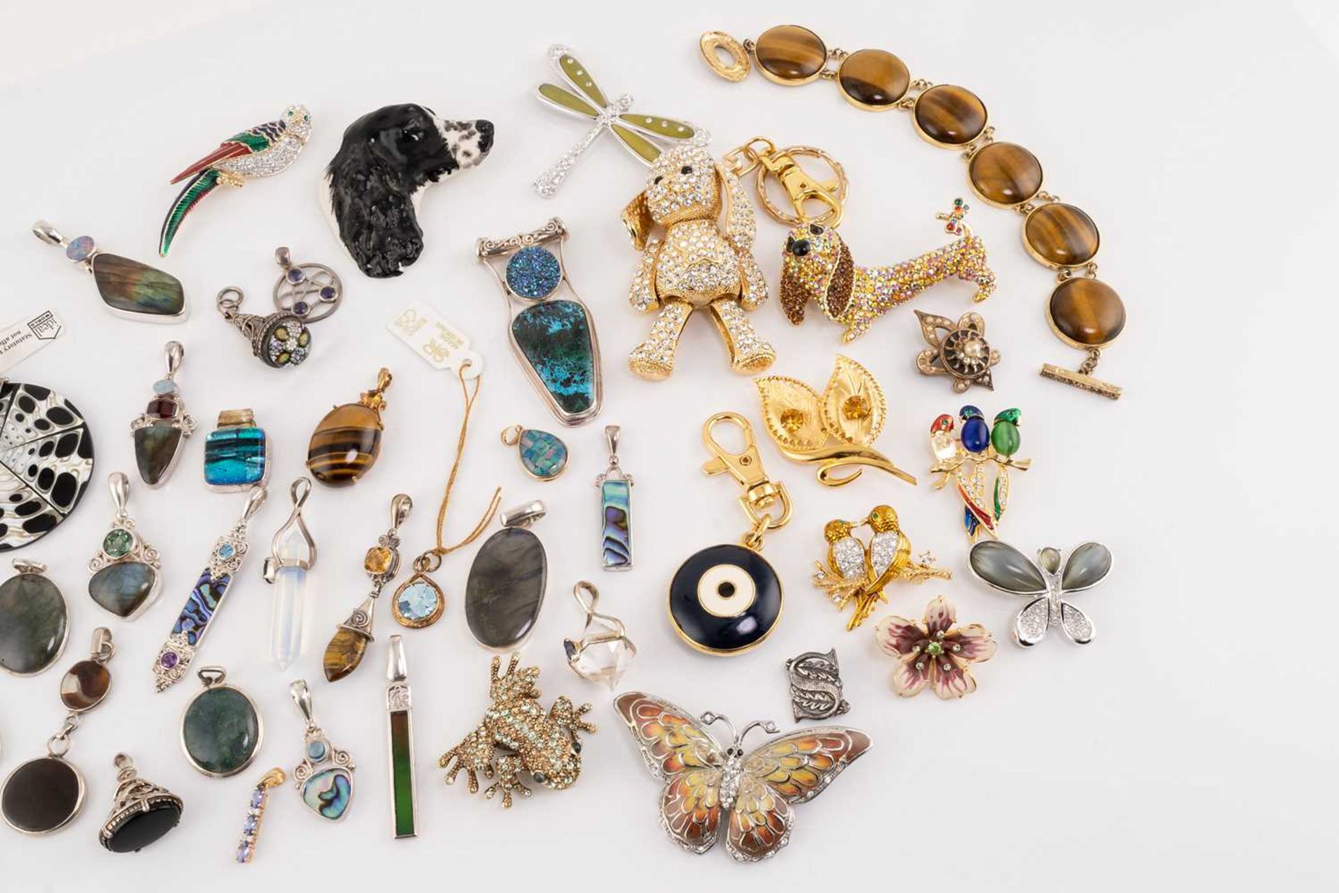 A mixed collection of thirty eight pendants, including tiger's eye pendant in 9ct, a lapis lazuli - Bild 8 aus 9