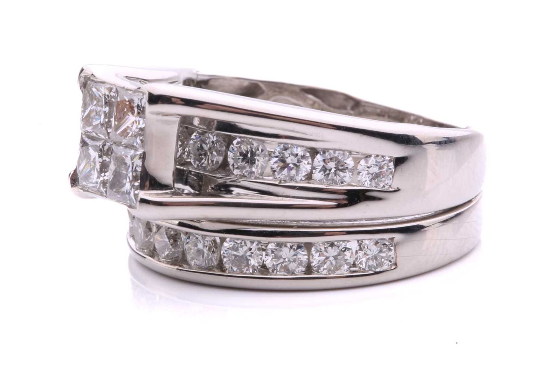A diamond set bridal set rings, with 4 illusion set princess cut diamonds with an under hoop channel - Bild 2 aus 8