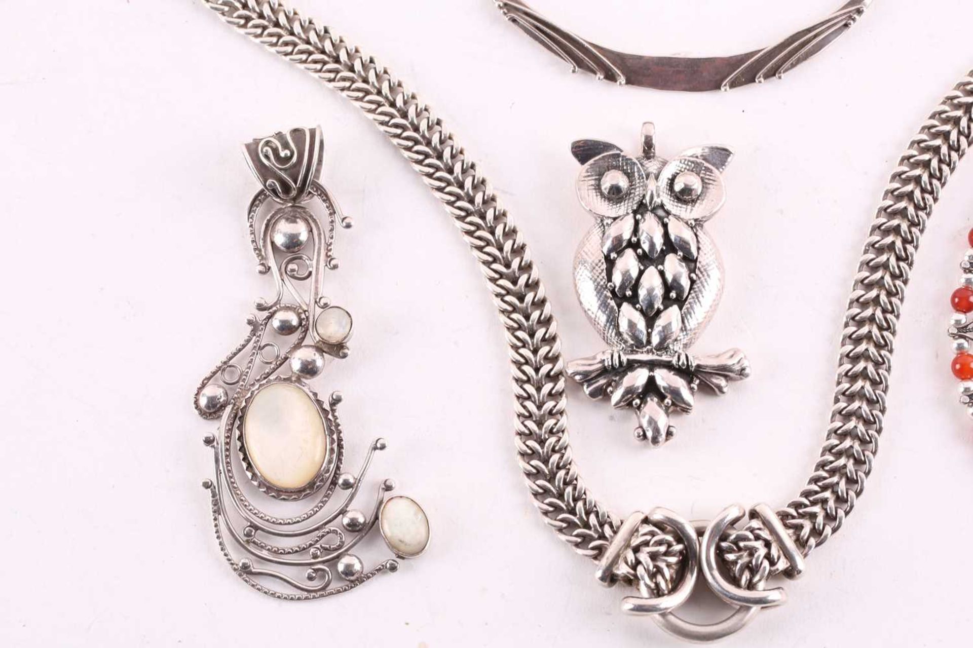 A quantity of silver and white metal jewellery; including a Yemenite necklace, an owl pendant, a - Bild 10 aus 12