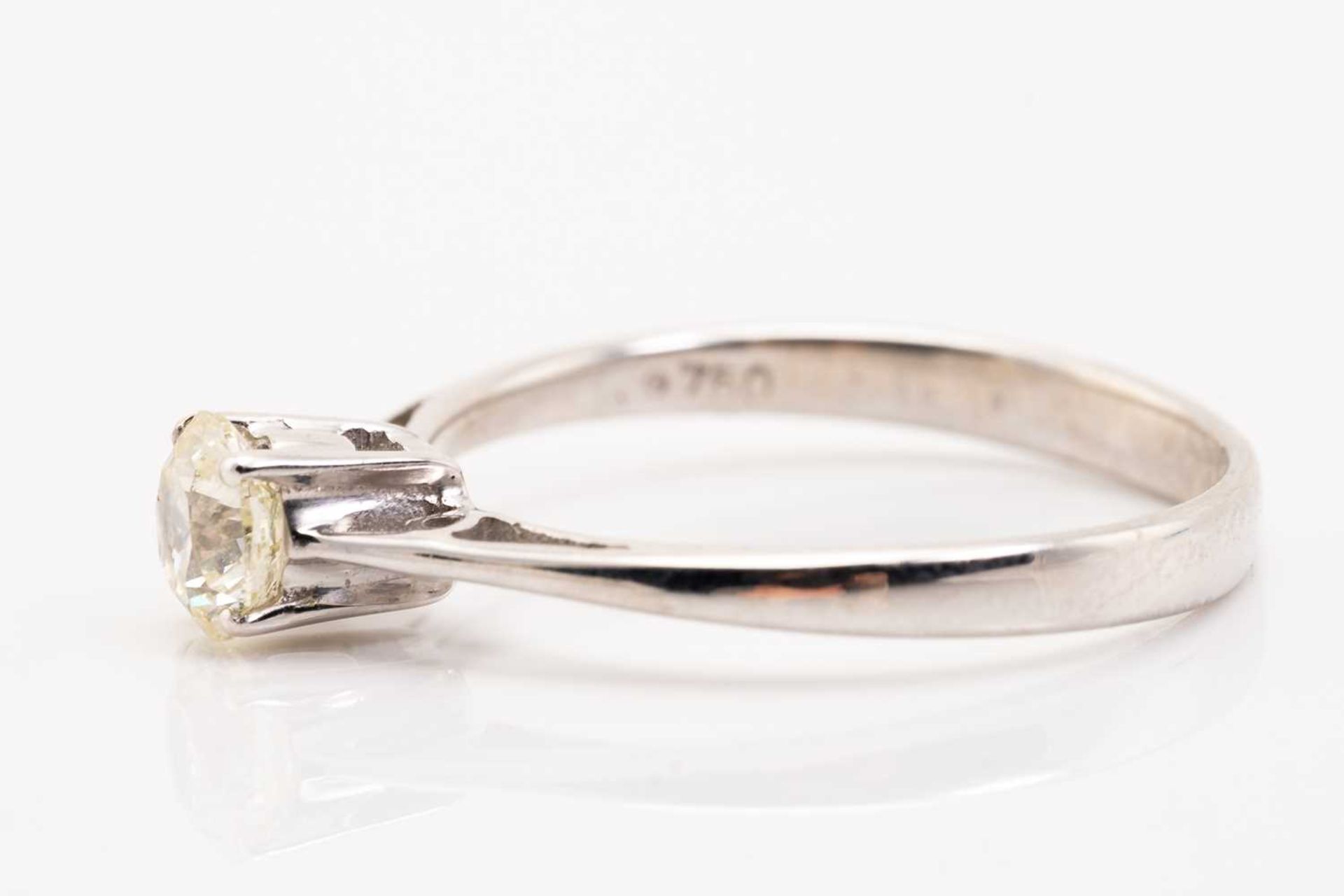 A diamond single stone ring; the round brilliant cut diamond in four claw mount, to a plain polished - Image 3 of 5