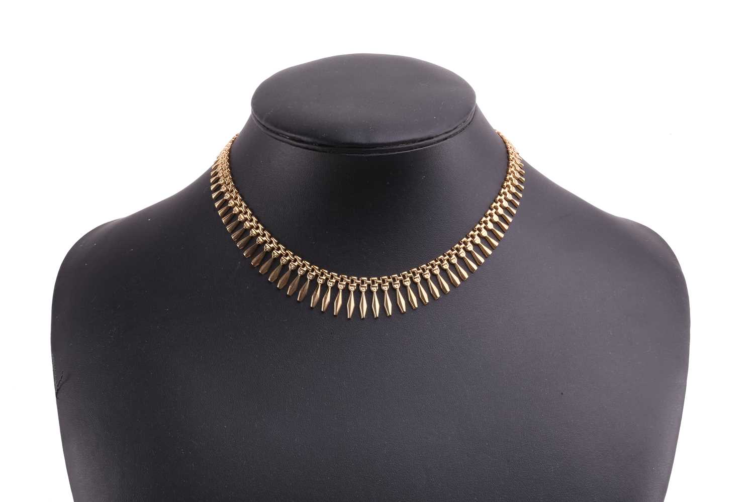 A fringe necklace in 9ct yellow gold, featuring an array of articulated and textured fringes in - Image 3 of 6