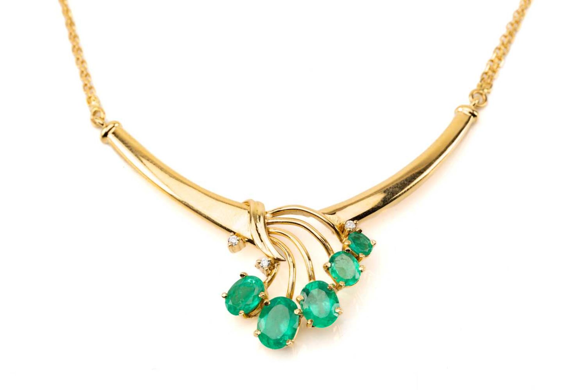 A necklace set with emeralds and diamonds, the crescent-shaped pendant emanating with five oval- - Bild 2 aus 6