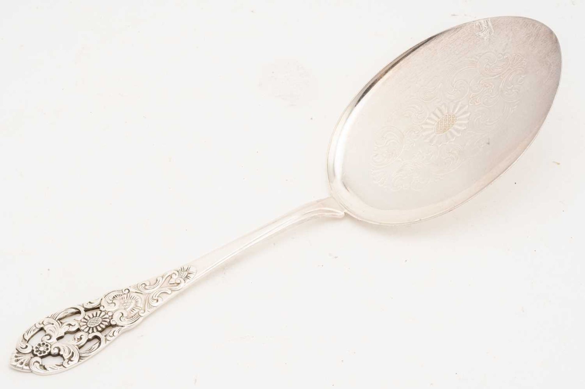 A composite set of Norwegian silver plated flatware; consisting of a rectangular serving platter, - Bild 8 aus 22