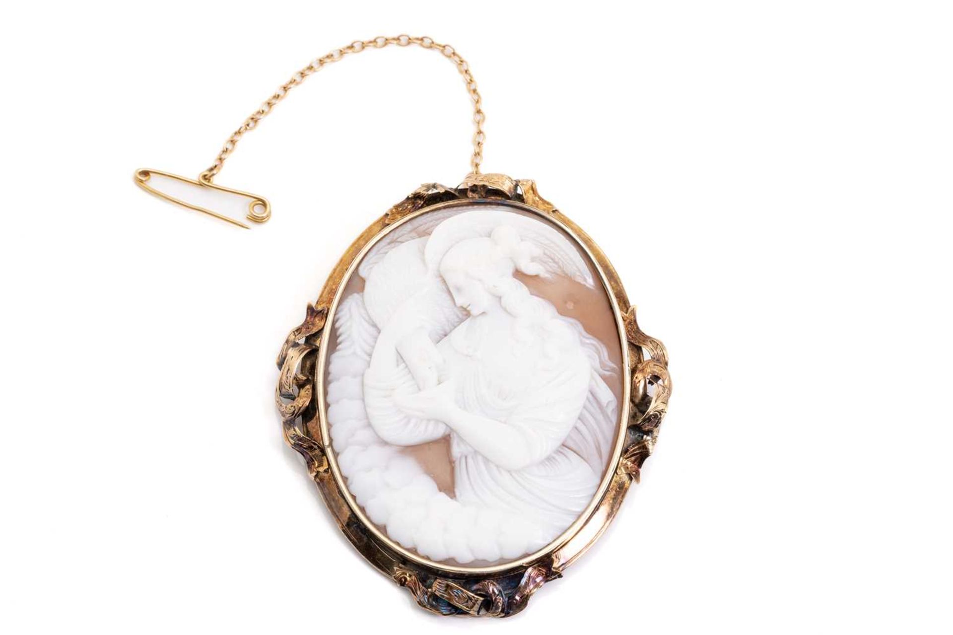 A Victorian shell cameo brooch depicting Hebe with an eagle. Hebe is typically depicted with an - Bild 3 aus 9