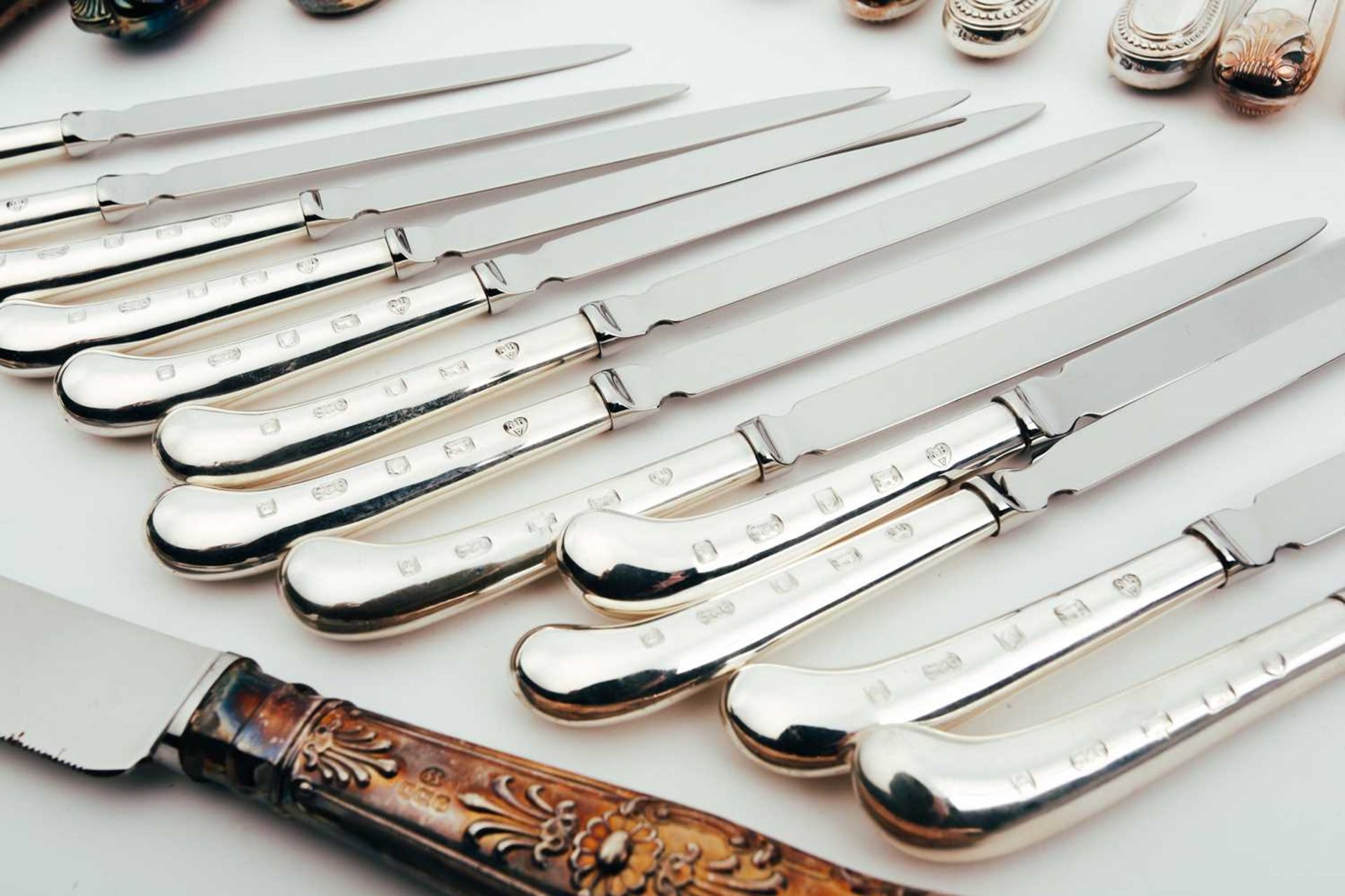 A mixed collection of various modern silver-handled knives, some with pistol grip handles - Image 12 of 13