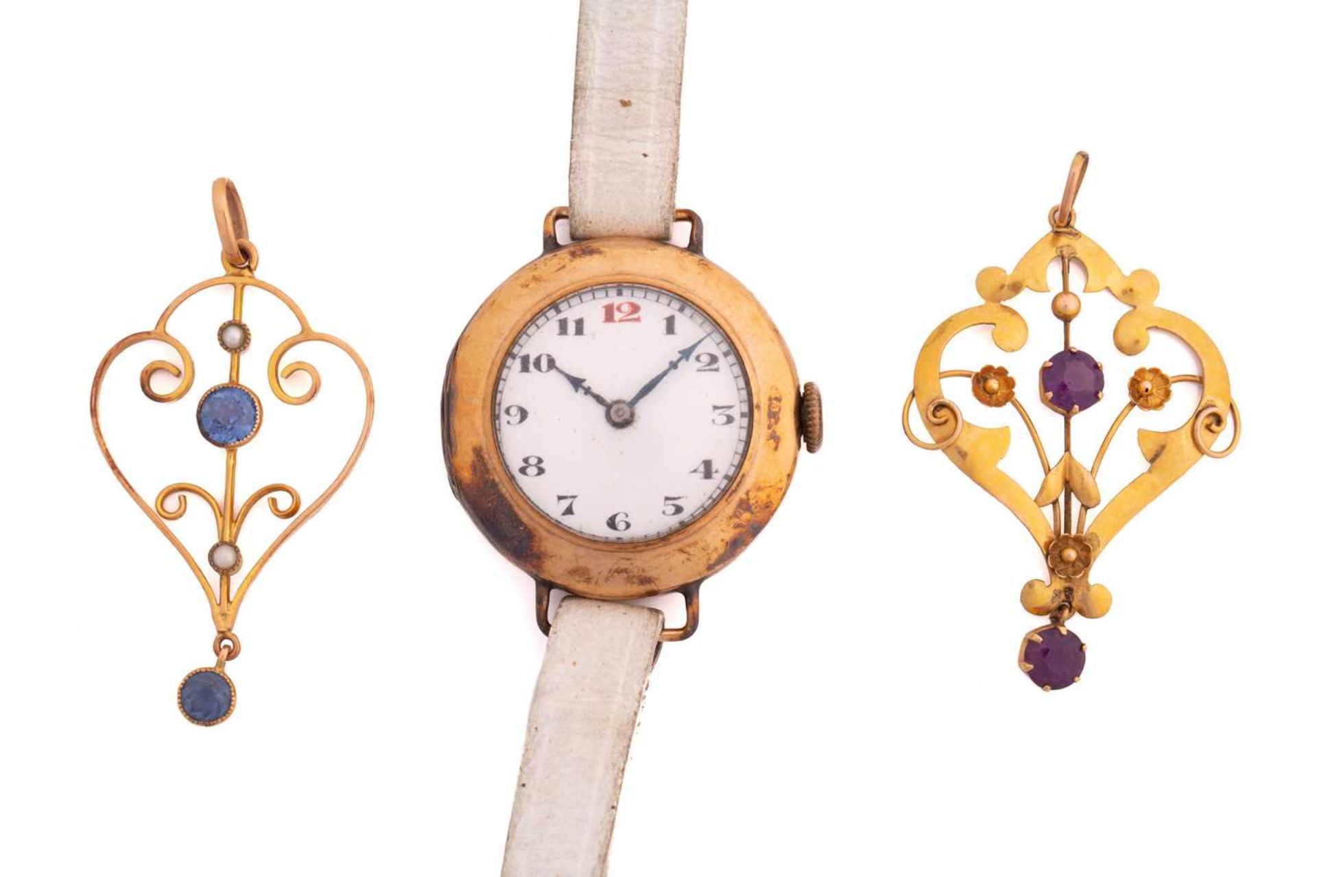 A gold Watch, two Edwardian pendants and a heart necklace, the lot comprising of a 9ct yellow gold - Bild 2 aus 5