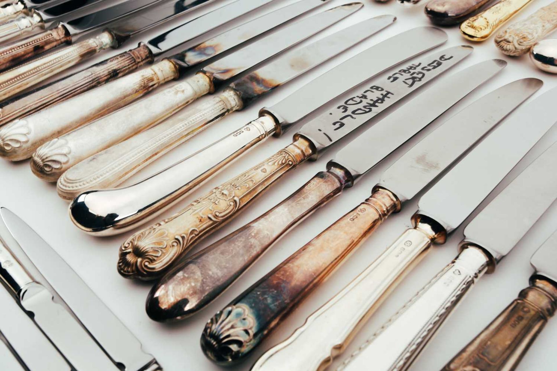 A large mixed collection of various modern silver-handled knives. - Bild 6 aus 12