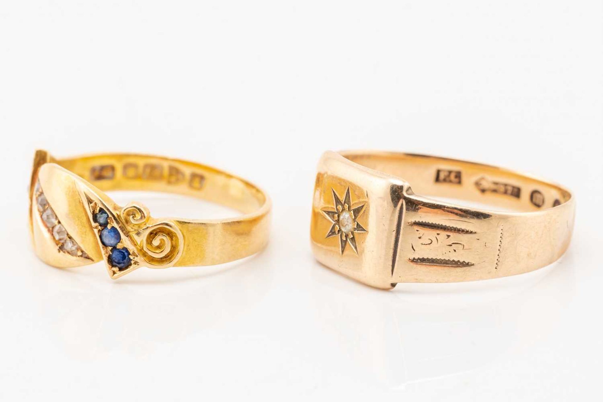 An Edwardian gem-set dress ring in 18ct gold and a diamond-set signet ring; the first ring comprises - Image 4 of 6