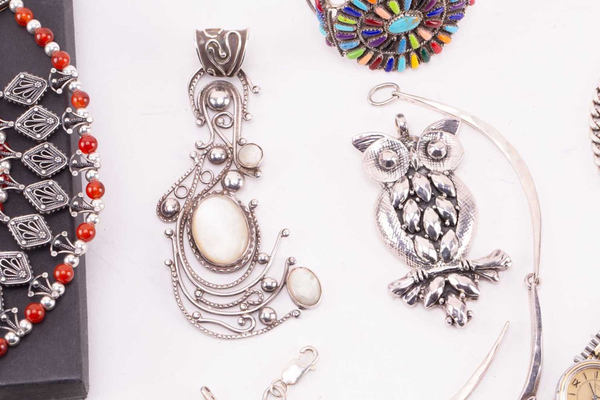 A quantity of silver and white metal jewellery; including a Yemenite necklace, an owl pendant, a - Bild 4 aus 12