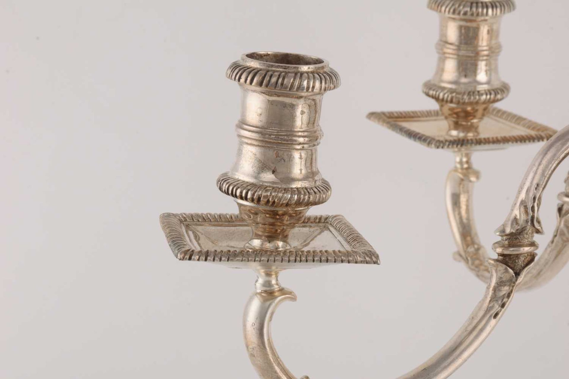 A 20th century silver four branch candelabra, London 1982 by A Haviland-Nye, on a square raised base - Bild 7 aus 13