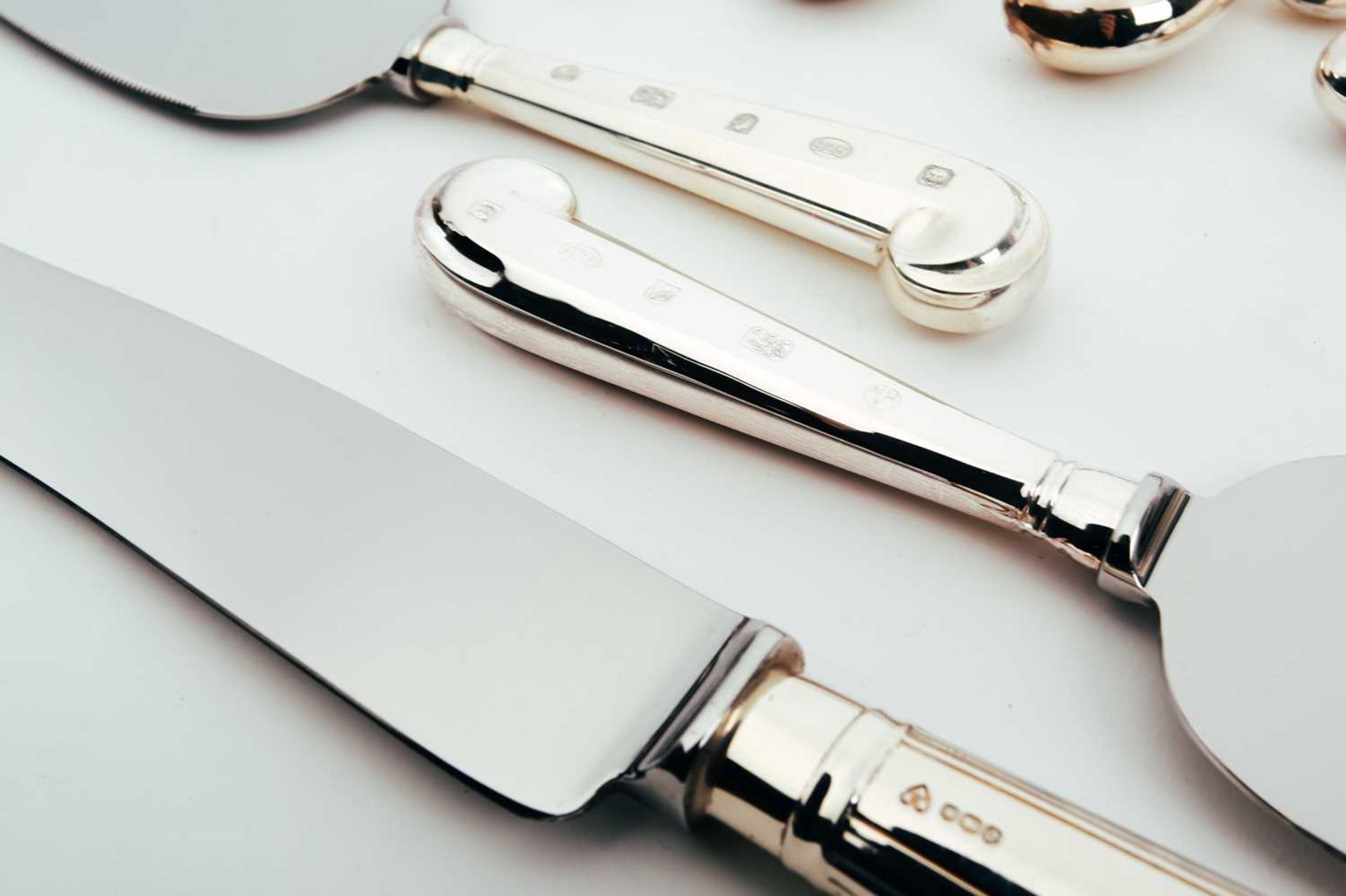 A mixed collection of modern silver-handled cutlery, including pistol grip dessert forks and various - Image 3 of 10