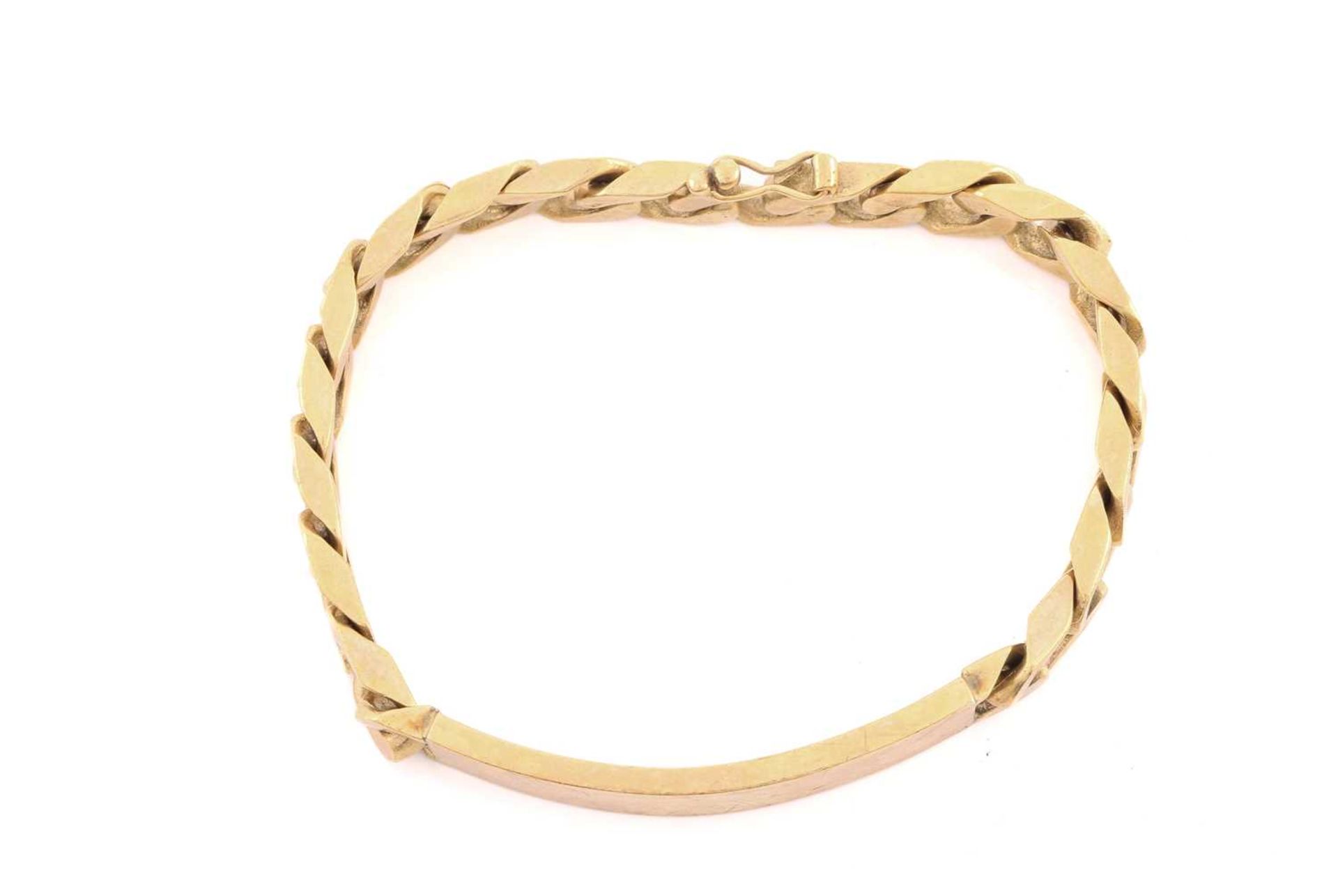 A 9ct yellow gold ID bracelet, consisting of a flat heavy curb chain attaching a curved ID tag, - Bild 3 aus 4
