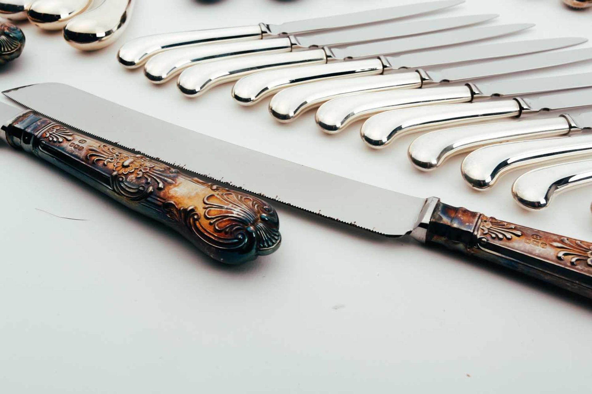 A mixed collection of various modern silver-handled knives, some with pistol grip handles - Image 3 of 13