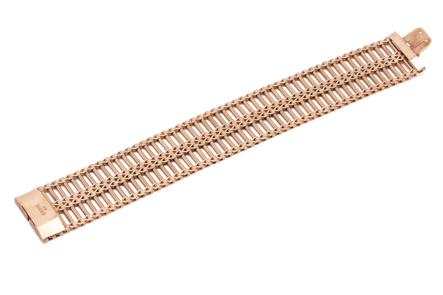 A 9ct yellow gold bracelet, comprising articulated links of reeded rod form, fastened with a - Image 6 of 7