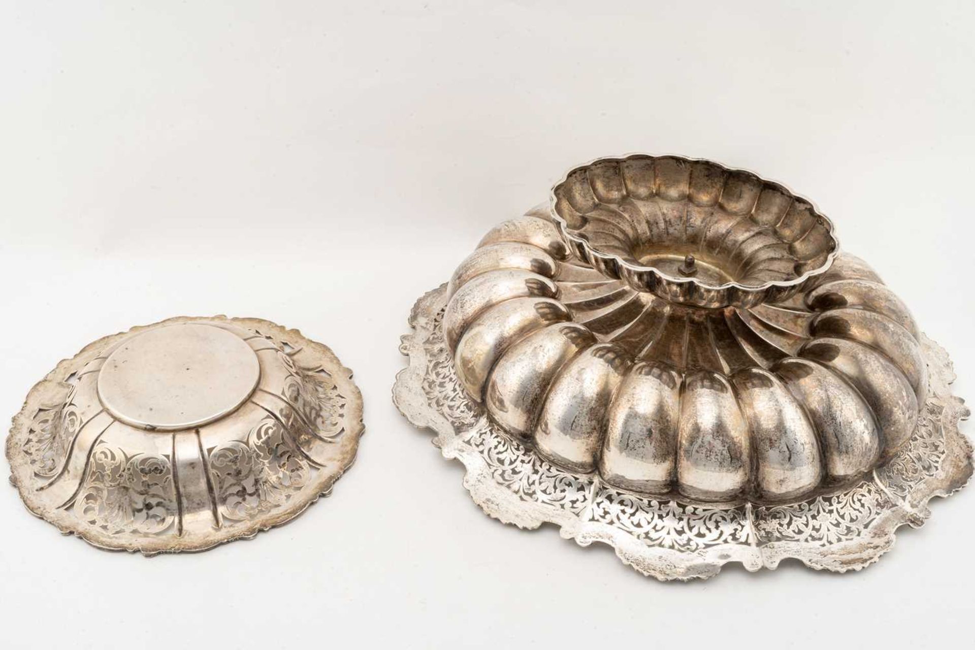 An Austrian (800?) heavy silver oval pedestal fruit stand, 1920s with cast and applied rim and Neo- - Image 2 of 2