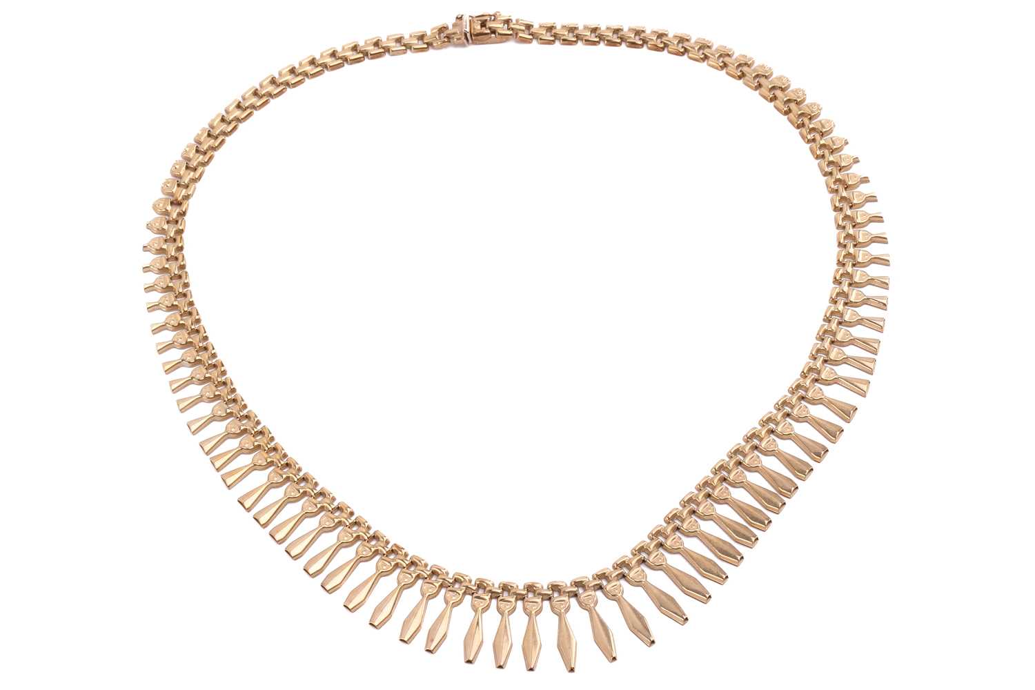 A fringe necklace in 9ct yellow gold, featuring an array of articulated and textured fringes in - Image 2 of 6