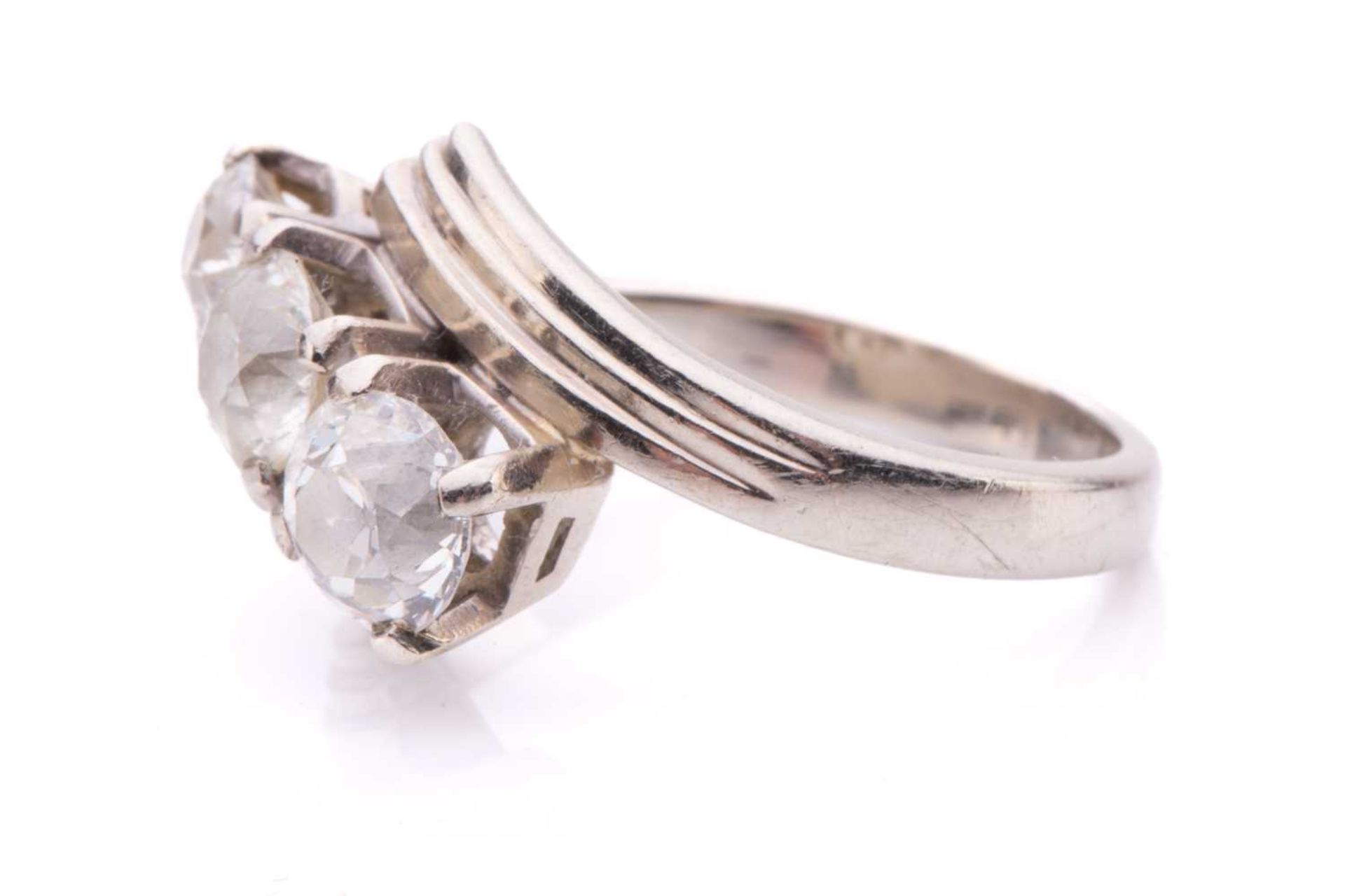 A three-stone old cut diamond ring, with three graduating round old cut diamonds measuring 5.5mm, - Bild 3 aus 4