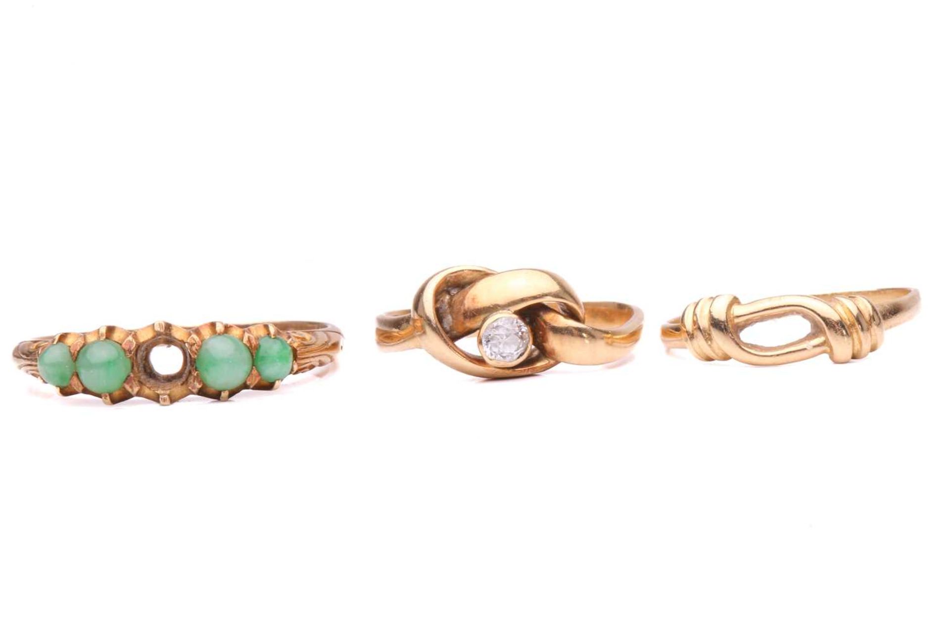 A collection of rings and three pairs of stud earrings; including a three-stone gypsy ring with - Bild 4 aus 7