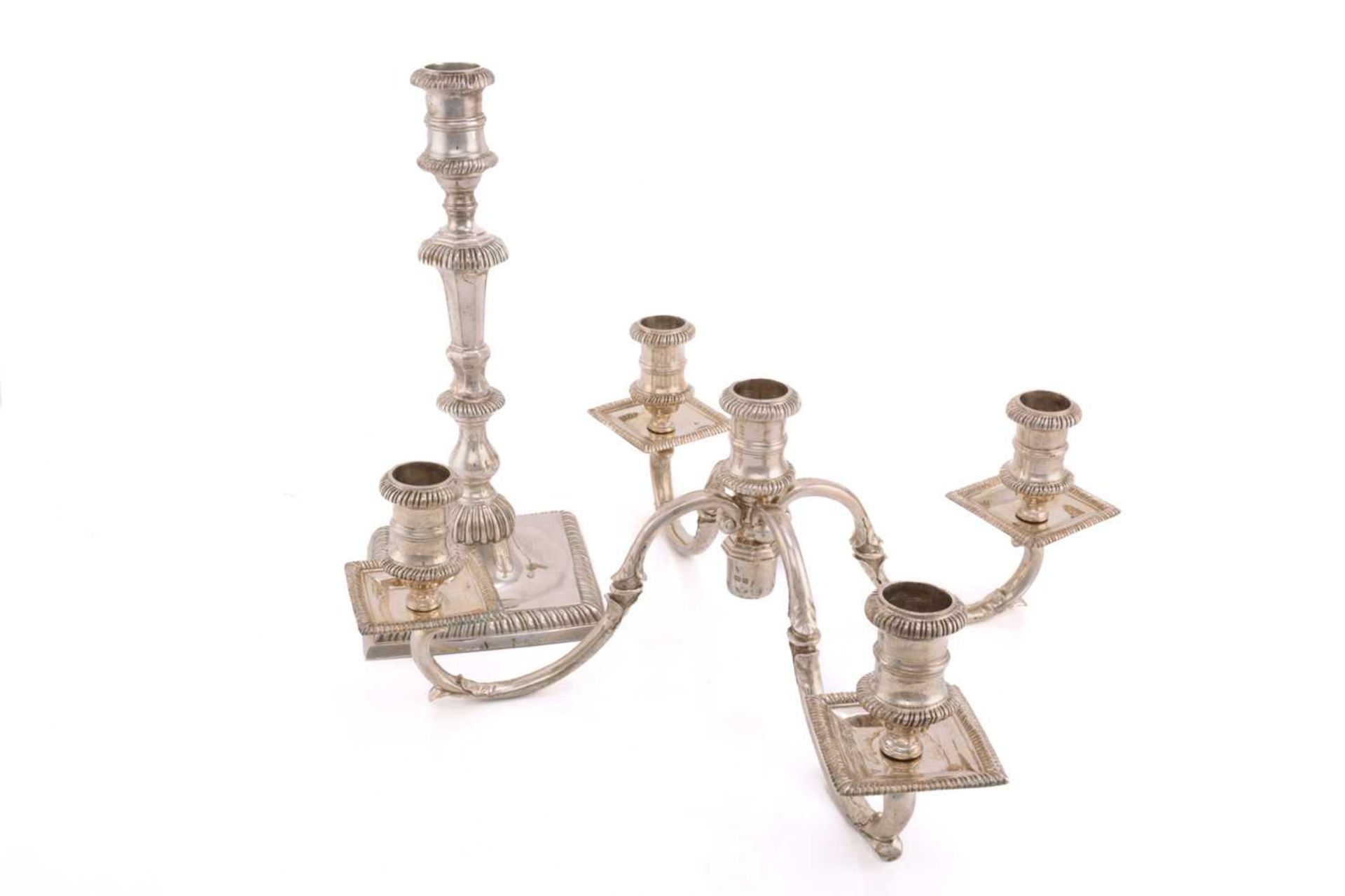 A 20th century silver four branch candelabra, London 1982 by A Haviland-Nye, on a square raised base - Bild 3 aus 13
