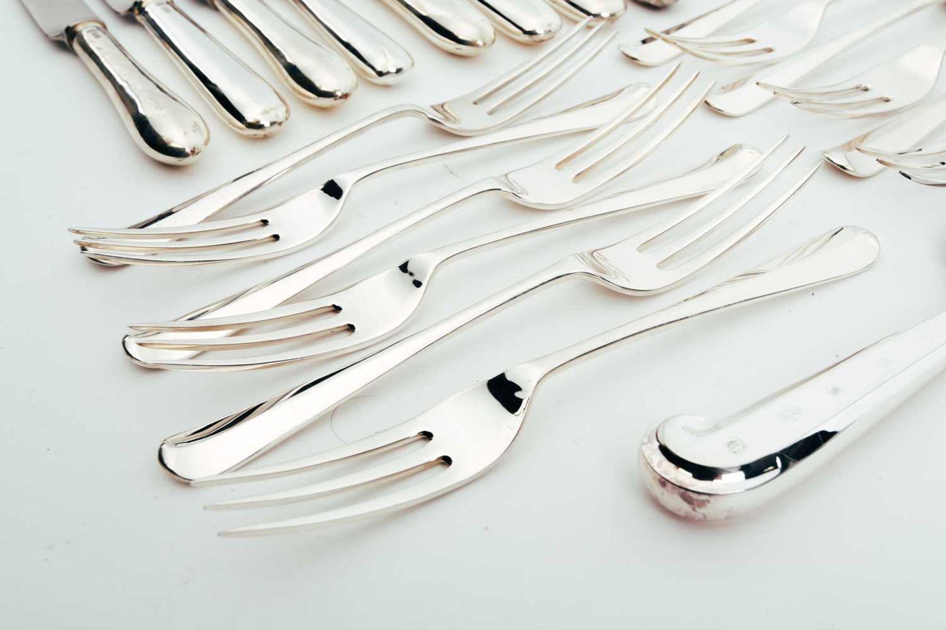 A mixed collection of modern silver flatware, including two Hanoverian Rats Tailbasting spoons, - Bild 8 aus 8