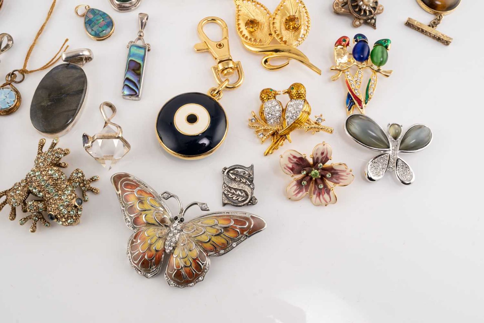 A mixed collection of thirty eight pendants, including tiger's eye pendant in 9ct, a lapis lazuli - Bild 7 aus 9