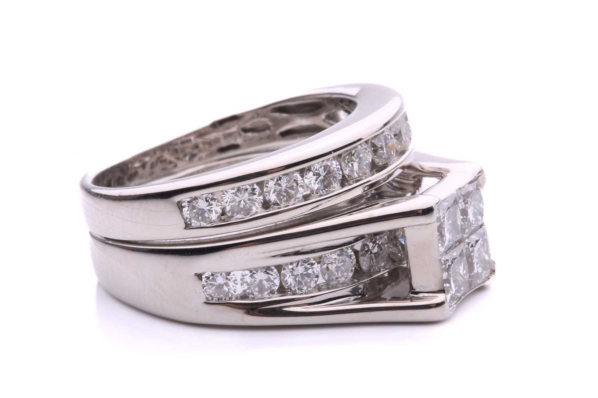 A diamond set bridal set rings, with 4 illusion set princess cut diamonds with an under hoop channel - Bild 5 aus 8