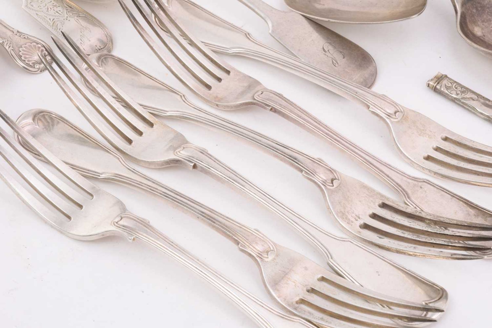 A collection of mixed assayed silver flatware, comprising a large basting spoon, two serving spoons, - Bild 5 aus 7