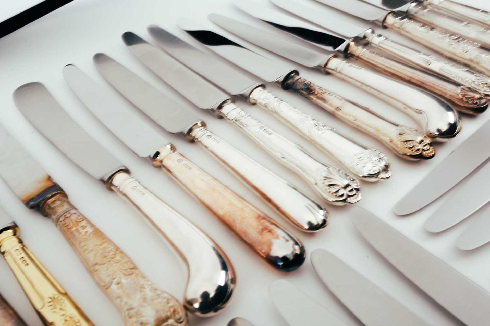 A large mixed collection of various modern silver-handled knives. - Bild 5 aus 12