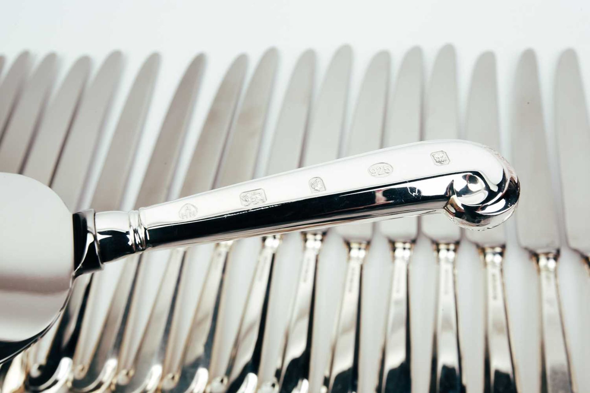 A mixed collection of various modern silver-handled cutlery, some with beaded borders, the others - Image 8 of 8