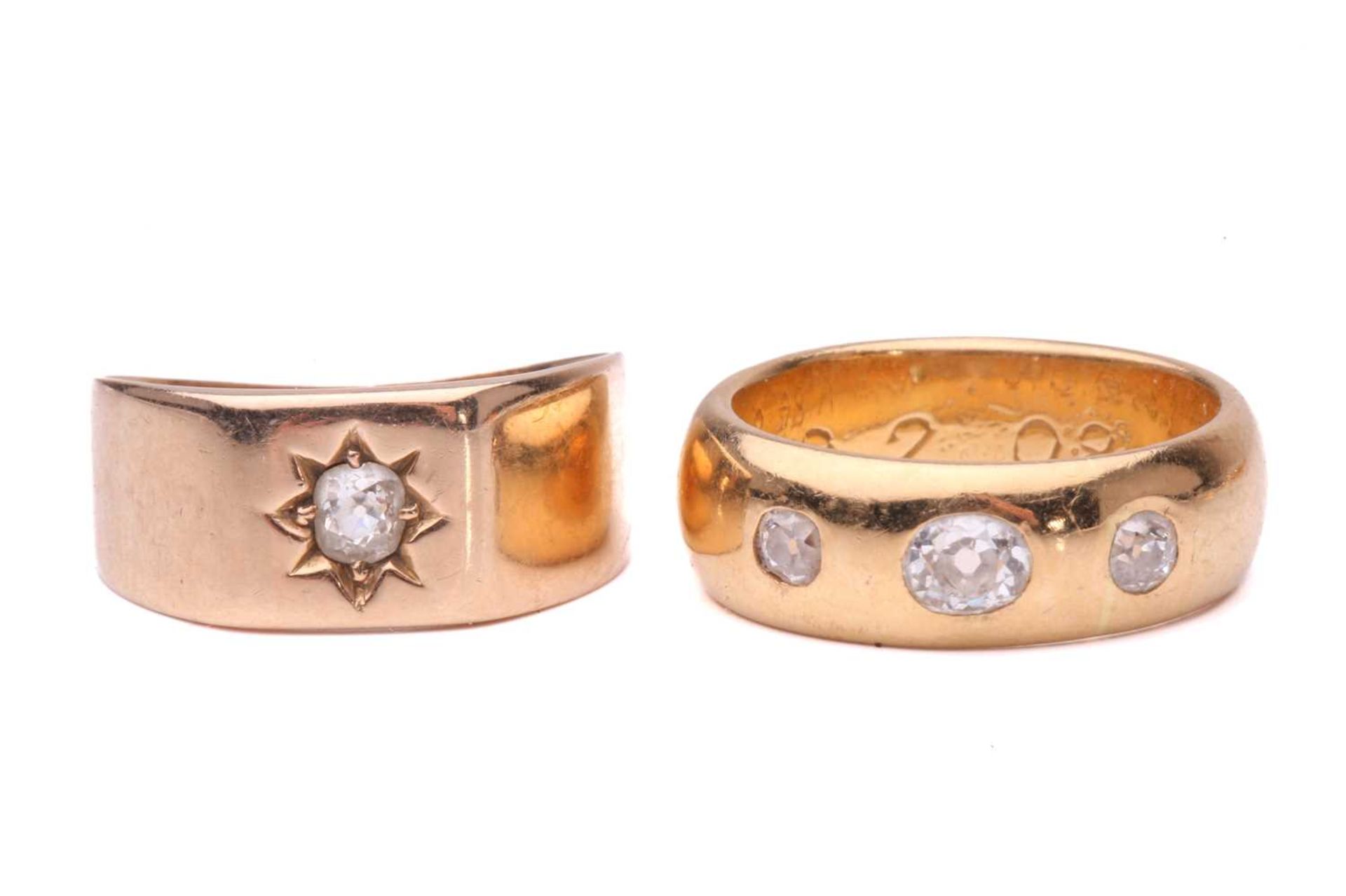 A collection of rings and three pairs of stud earrings; including a three-stone gypsy ring with - Bild 5 aus 7