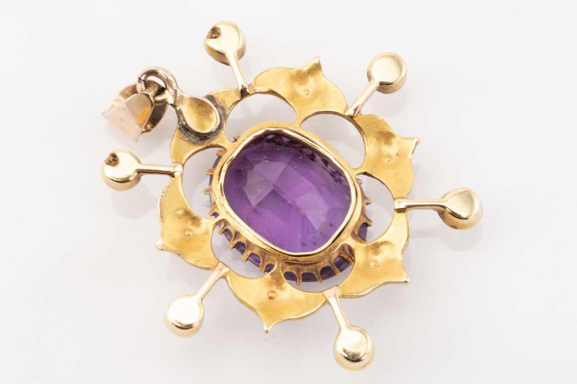 A collection of five pendants comprising an amethyst and seed pearl pendant, two gem and paste set - Bild 3 aus 8