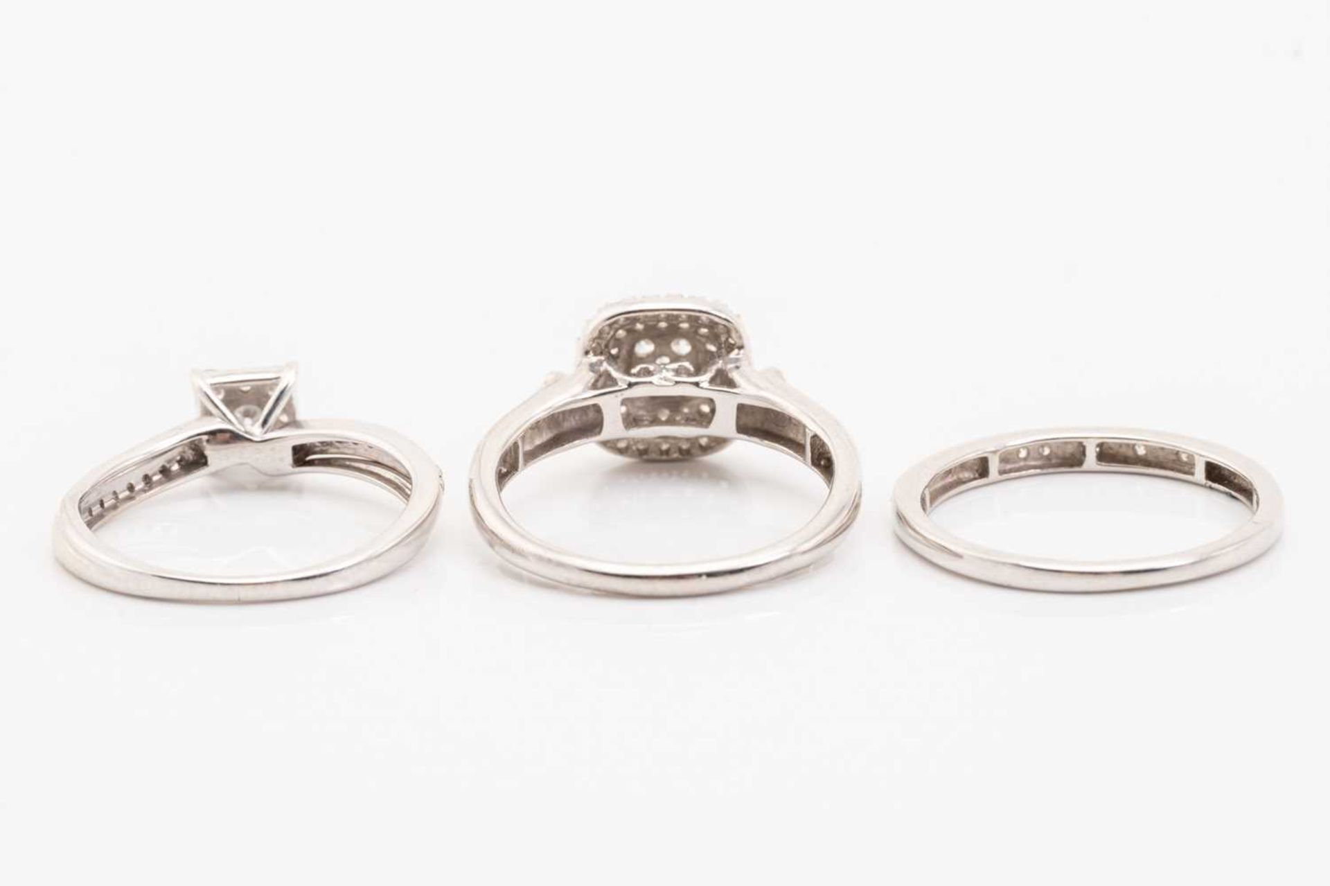 A diamond bridal set comprising a three tier diamond cluster ring, with diamond set shoulders to a - Image 4 of 5