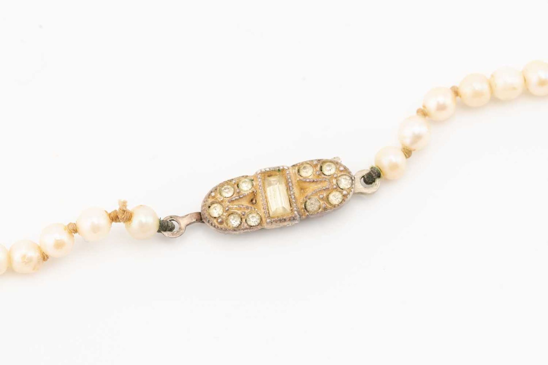 Three cultured pearl necklaces, comprising two single-strand graduated pearl necklaces, 53cm long - Image 6 of 7