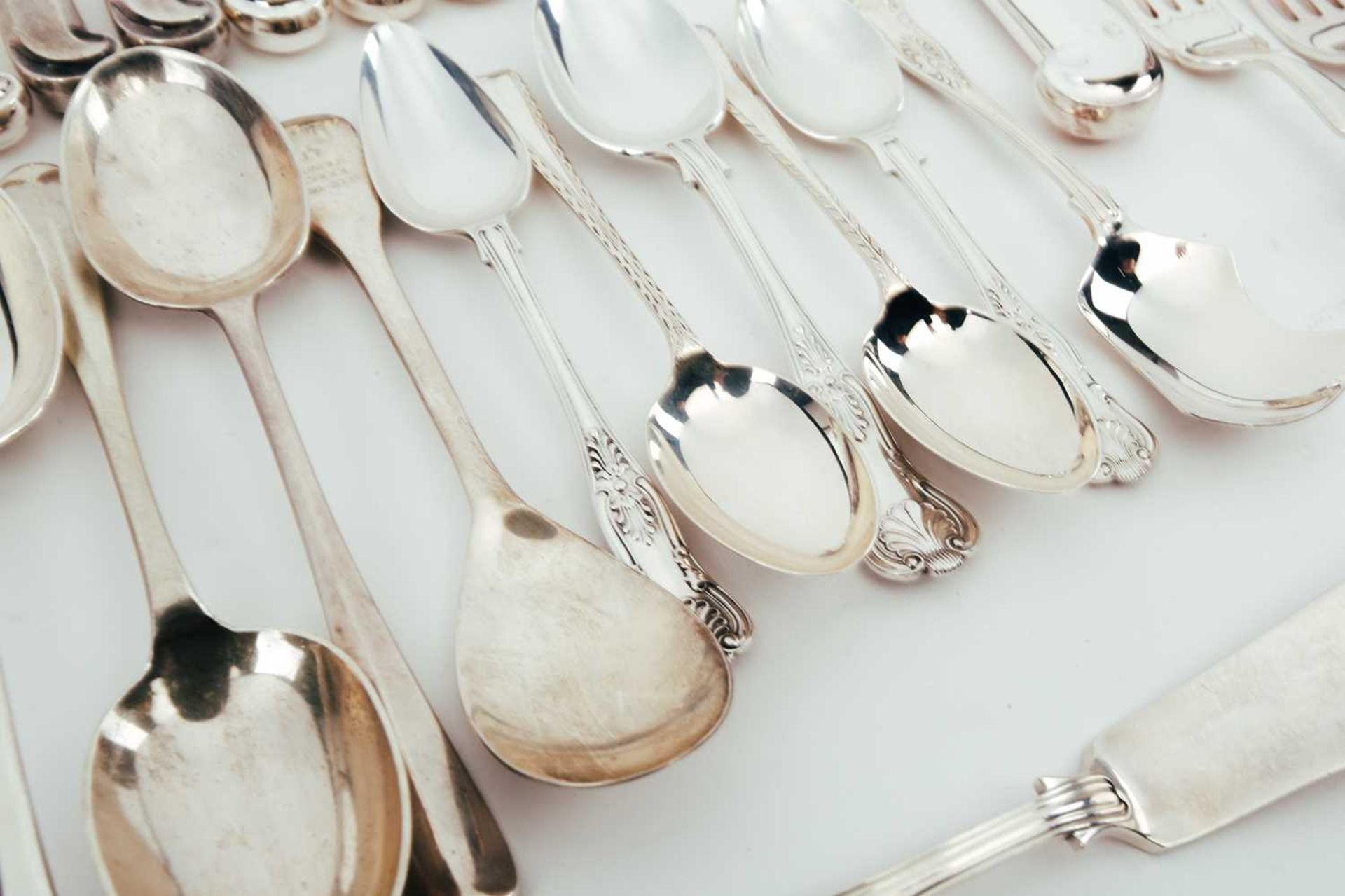 A mixed collection of various modern silver flatware, mainly kings pattern, teaspoons and other - Bild 7 aus 10