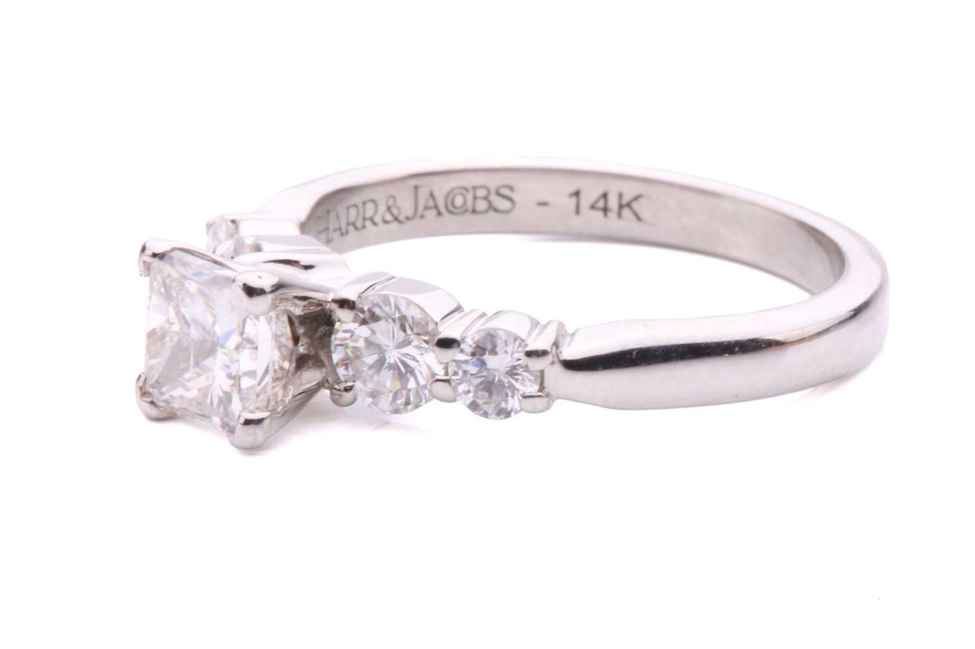 A princess-cut diamond ring with diamond set shoulders, with a central claw set princess-cut diamond - Bild 2 aus 5