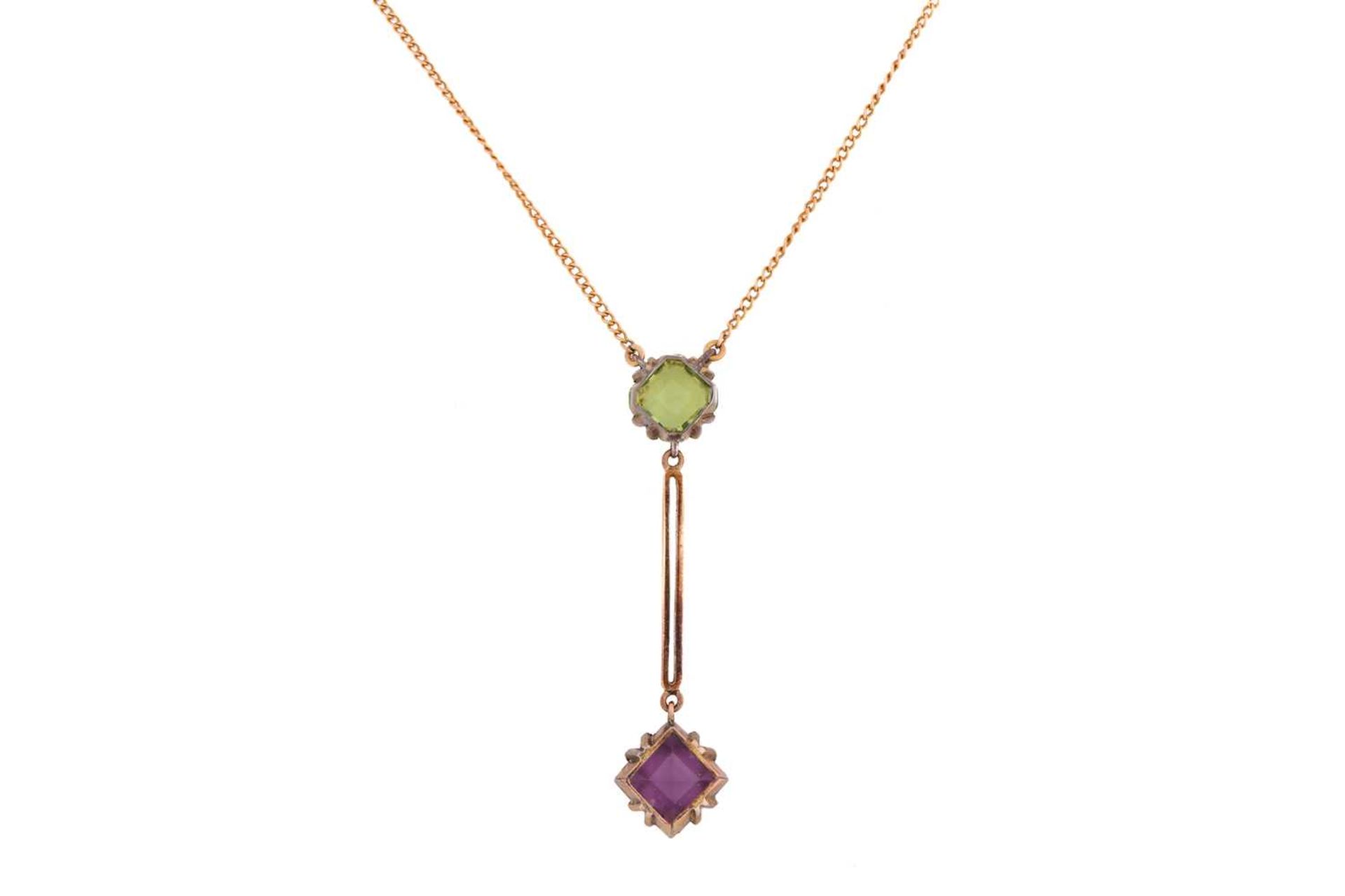 A lavalier necklace set with green and purple paste, the pendant comprises a square step-cut - Bild 2 aus 4