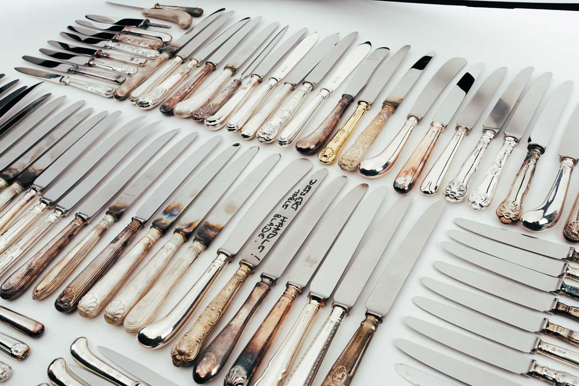 A large mixed collection of various modern silver-handled knives. - Bild 2 aus 12