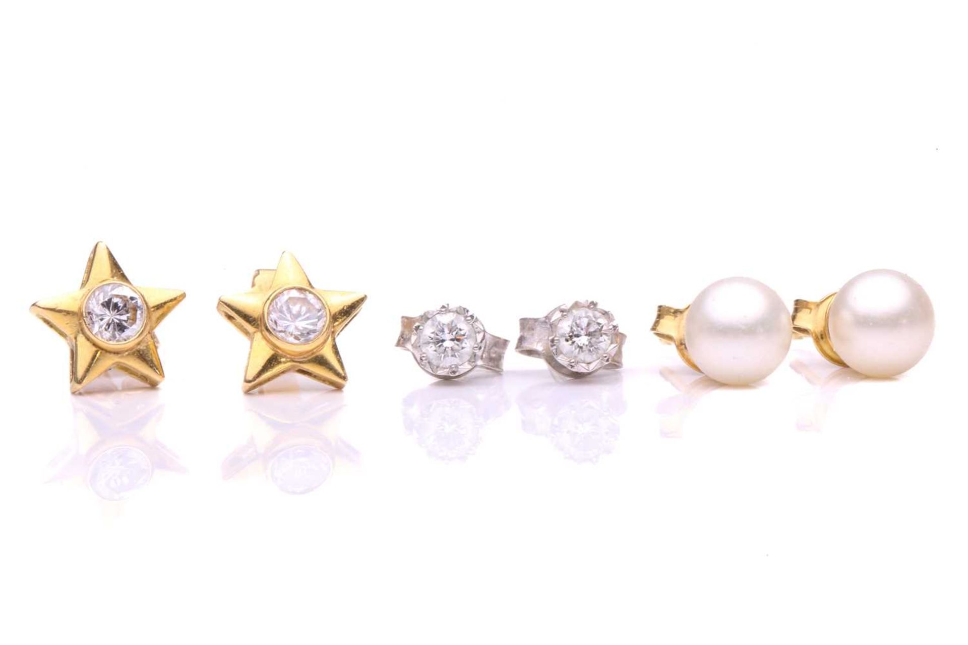 A collection of rings and three pairs of stud earrings; including a three-stone gypsy ring with - Bild 3 aus 7