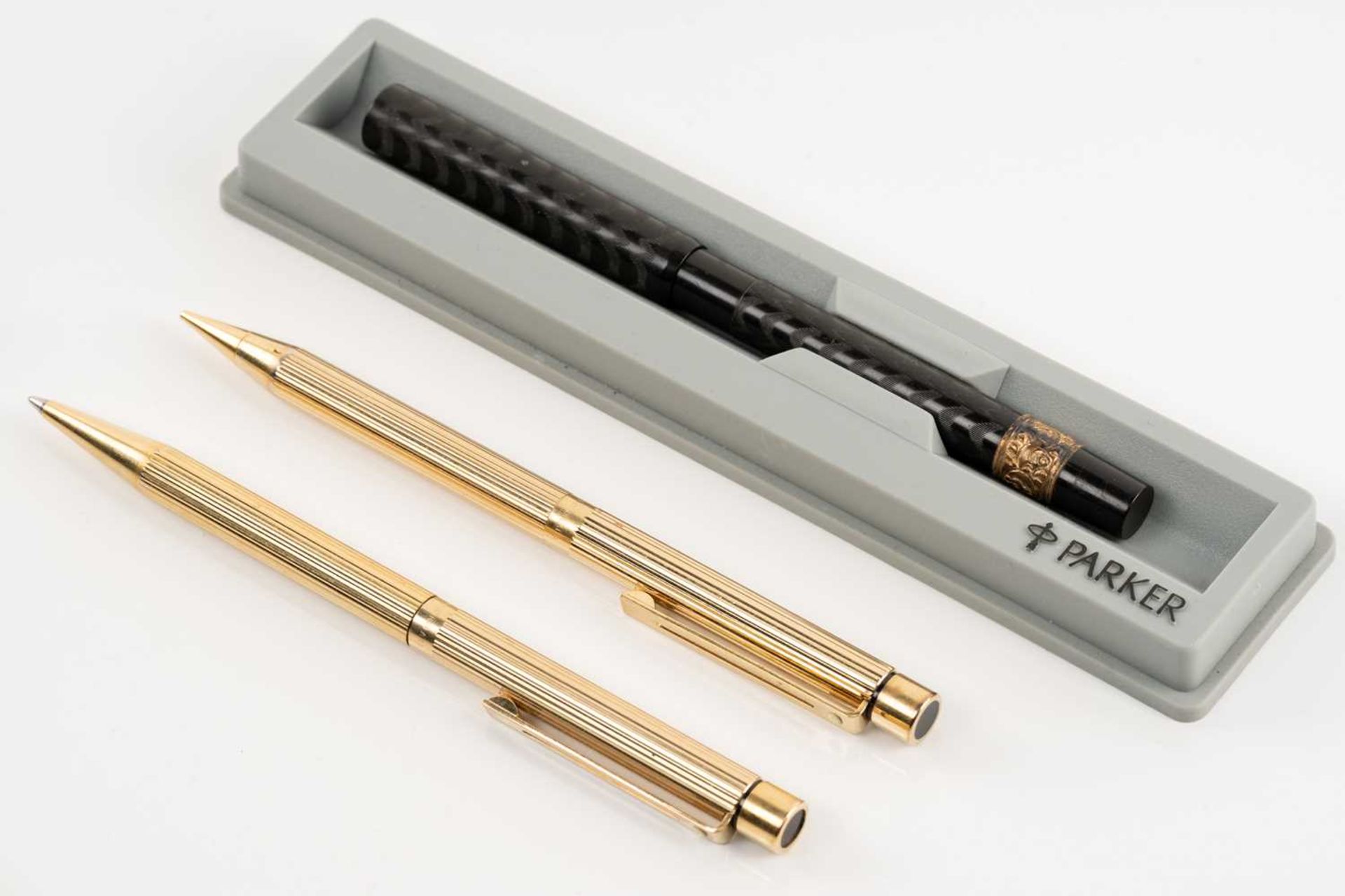 A group of six pens comprising a Sheaffer fountain pen with the nib marked 585, an early 20th - Bild 4 aus 4