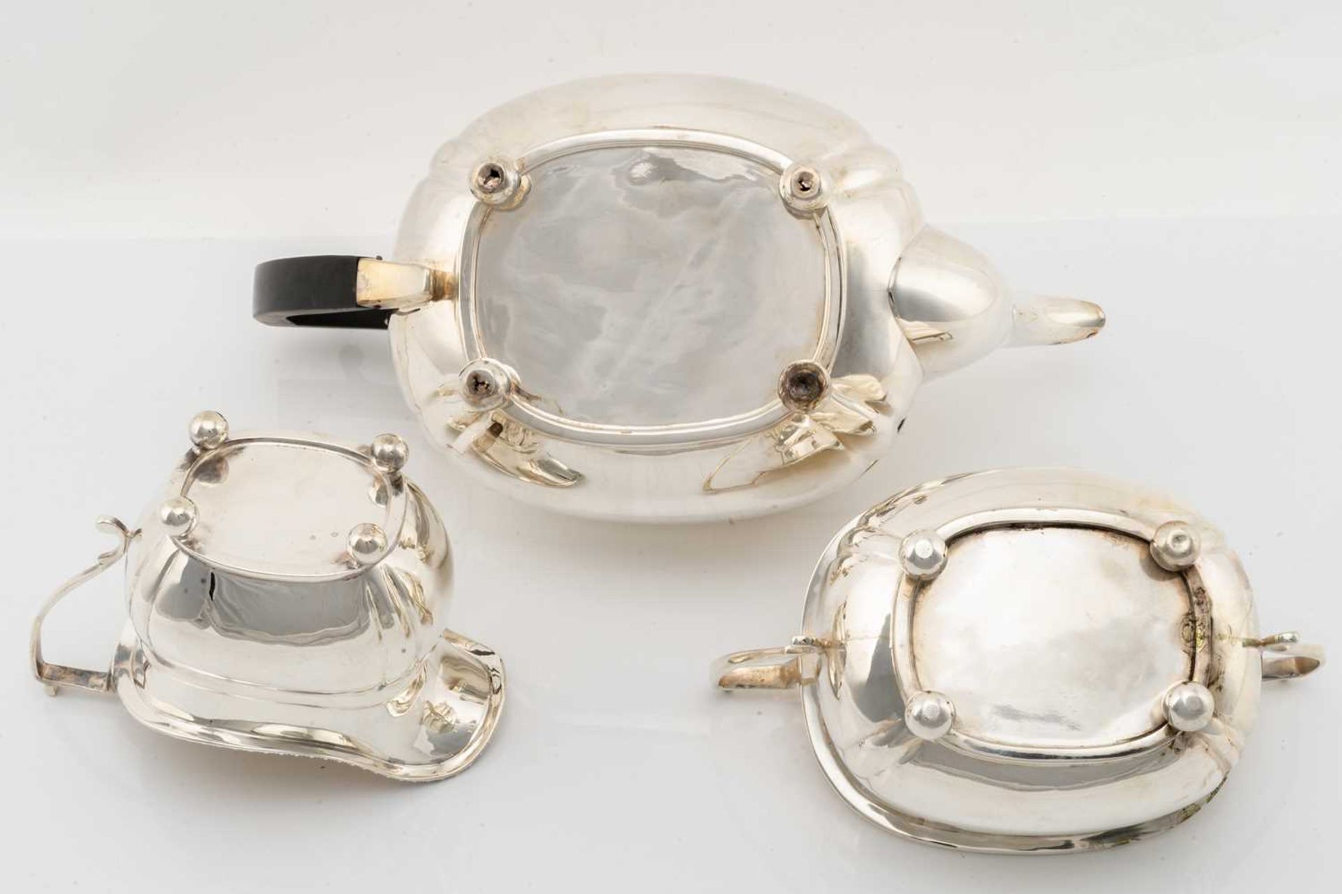 An early 20th-century silver three-piece teaset, London 1917 makers marks indistinct, the oval squat - Bild 3 aus 4