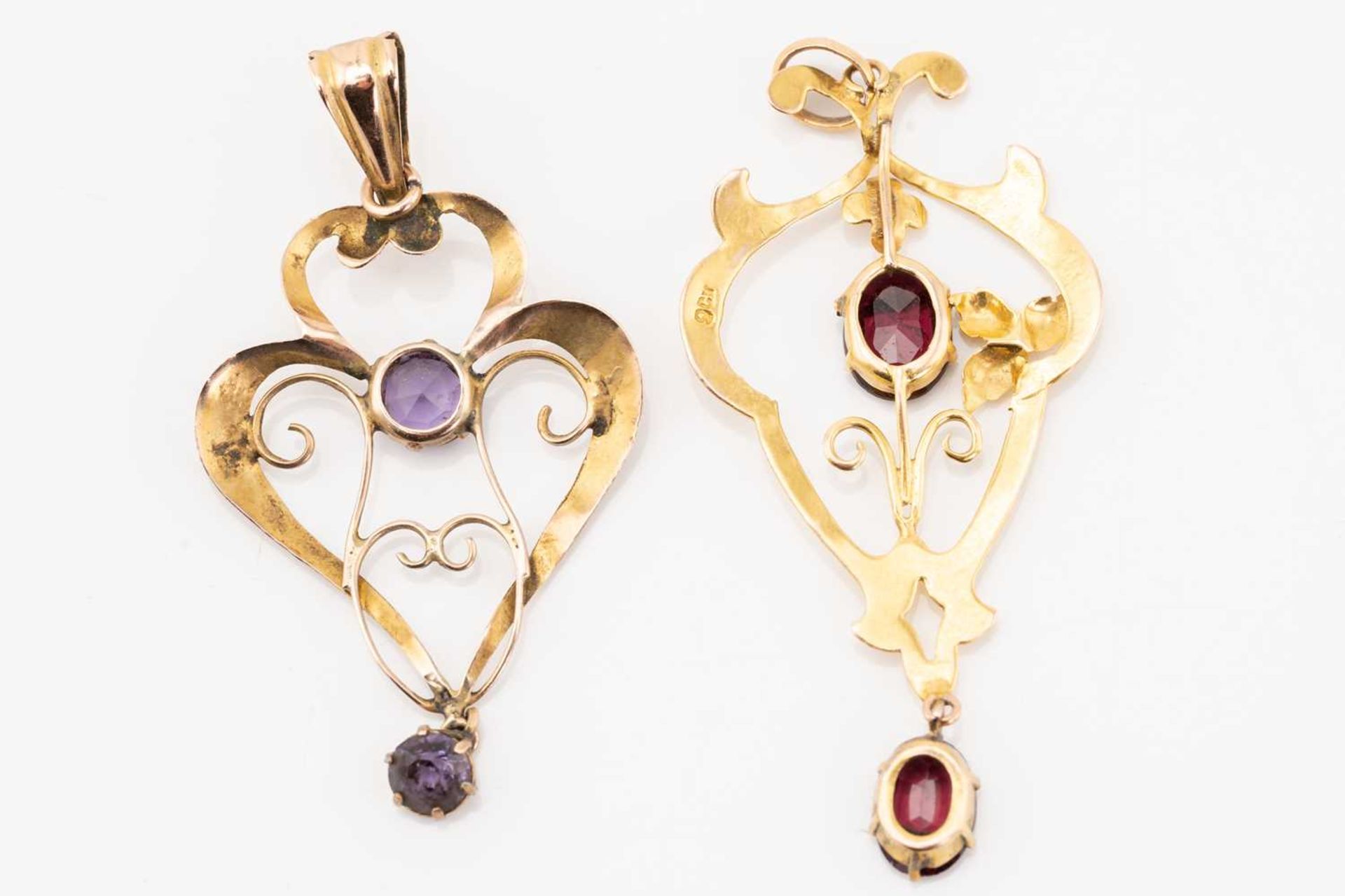 A collection of five pendants comprising an amethyst and seed pearl pendant, two gem and paste set - Bild 8 aus 8