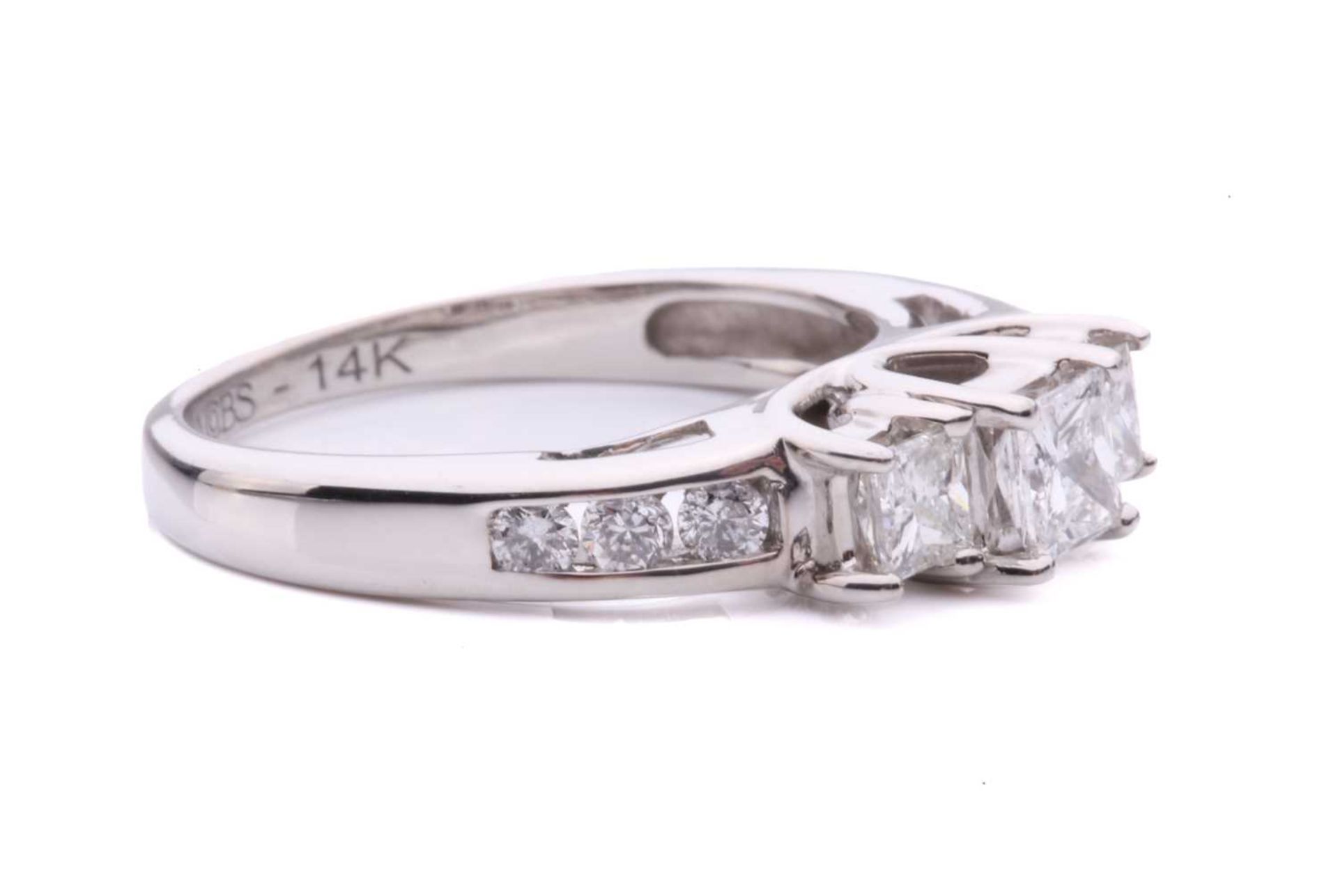 A three-stone princess cut ring with a diamond set shoulder, with three claw set princess cut - Image 4 of 4